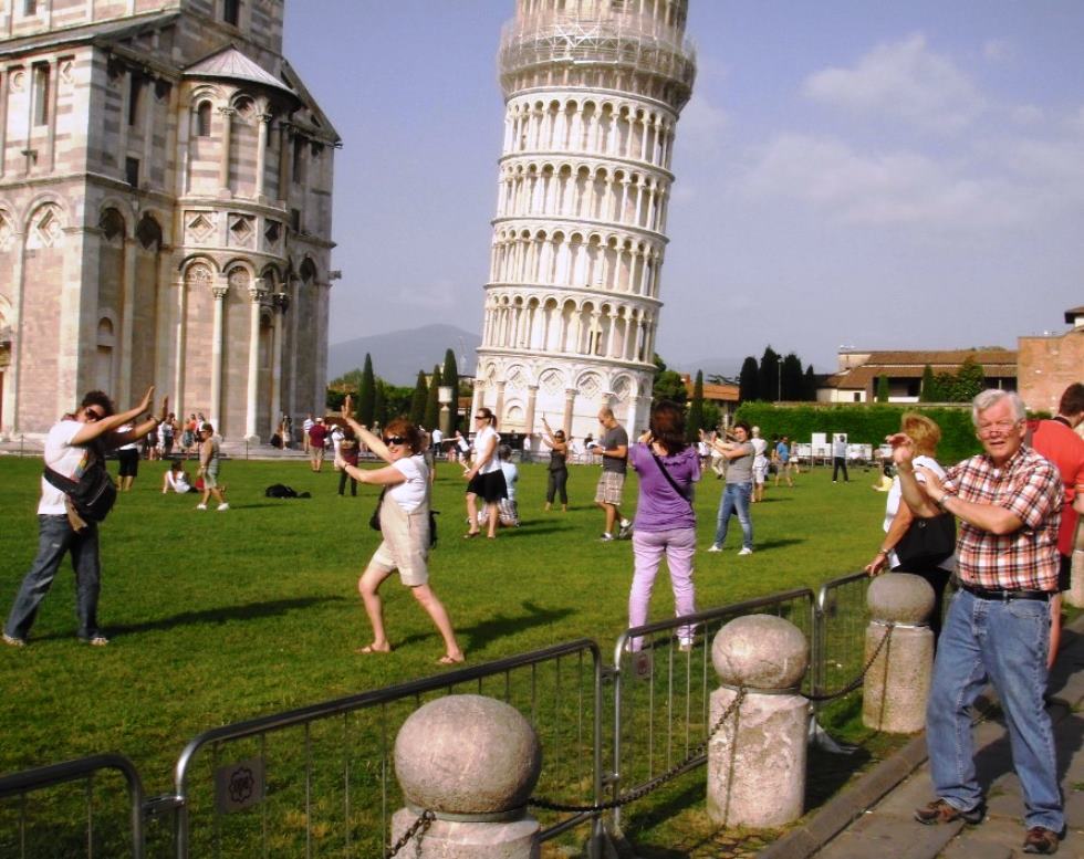 Group photo everyone leaning the tower of Pisa